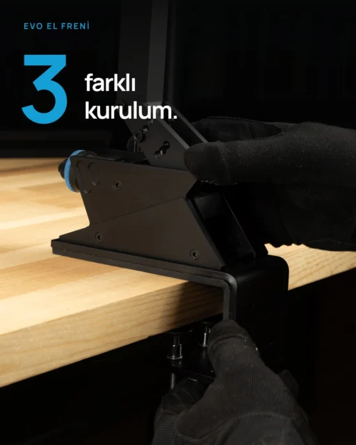 Masa üzerinde dikey veya yatay. Kokpit ya da stand üzerinde sabit. EVO El Freni için üç farklı kurulum. Peki sen hangisini tercih ederdin? Detaylar profilde. bl…